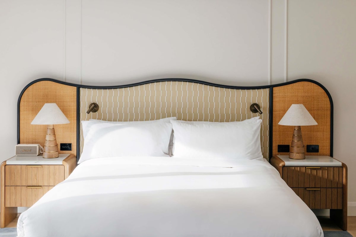 Premium bedding, in-room safe, desk, blackout drapes