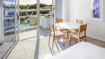 Sängtillbehör av högsta kvalitet och värdeförvaringsskåp på rummet