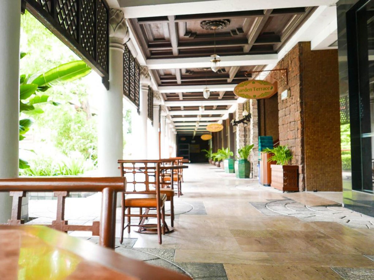 สนามรอบบริเวณ