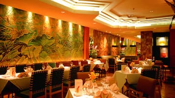 2 restaurantes; se sirve almuerzo y cena; cocina internacional