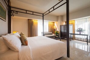 Junior Suite, 1 King Bed, Accessible, Bathtub | In-room safe, desk, blackout drapes, WiFi