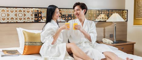 Deluxe Room | In-room safe, desk, blackout drapes, cribs/infant beds