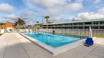 Een buitenzwembad, parasols voor strand/zwembad