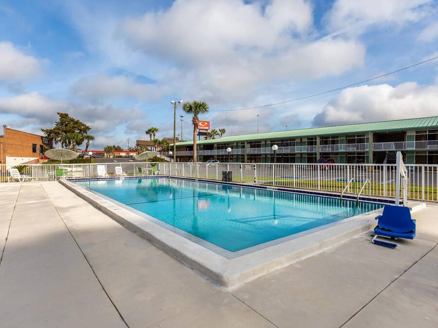 Een buitenzwembad, parasols voor strand/zwembad