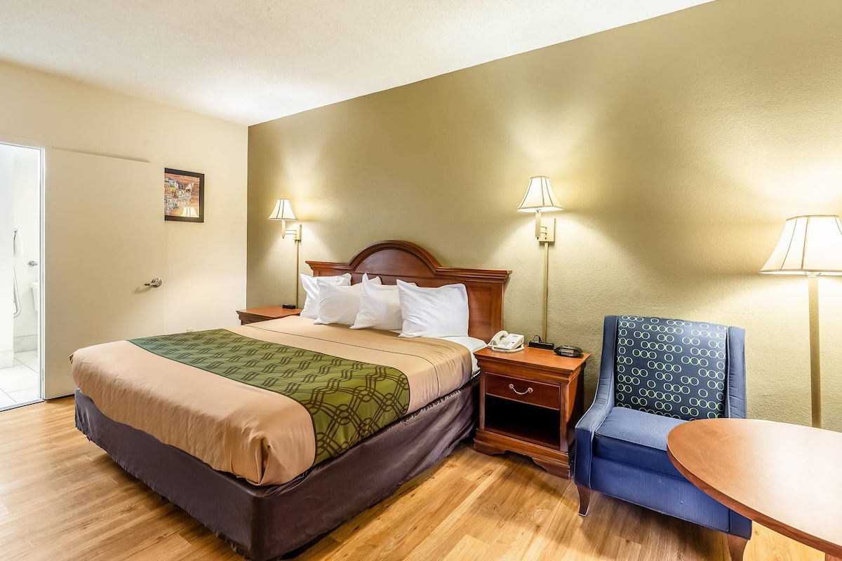 Quarto, 1 cama King, acessível, para não fumantes | Cortinas blackout, ferros/tábuas de passar roupa, Wi-Fi de cortesia
