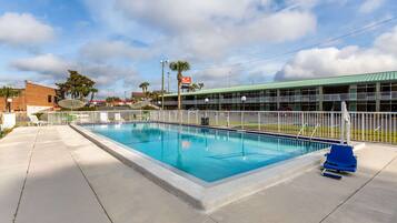 Piscine extérieure, parasols de plage, chaises longues