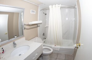 Kombination af bruser/badekar, miljøvenlige toiletartikler, hårtørrer