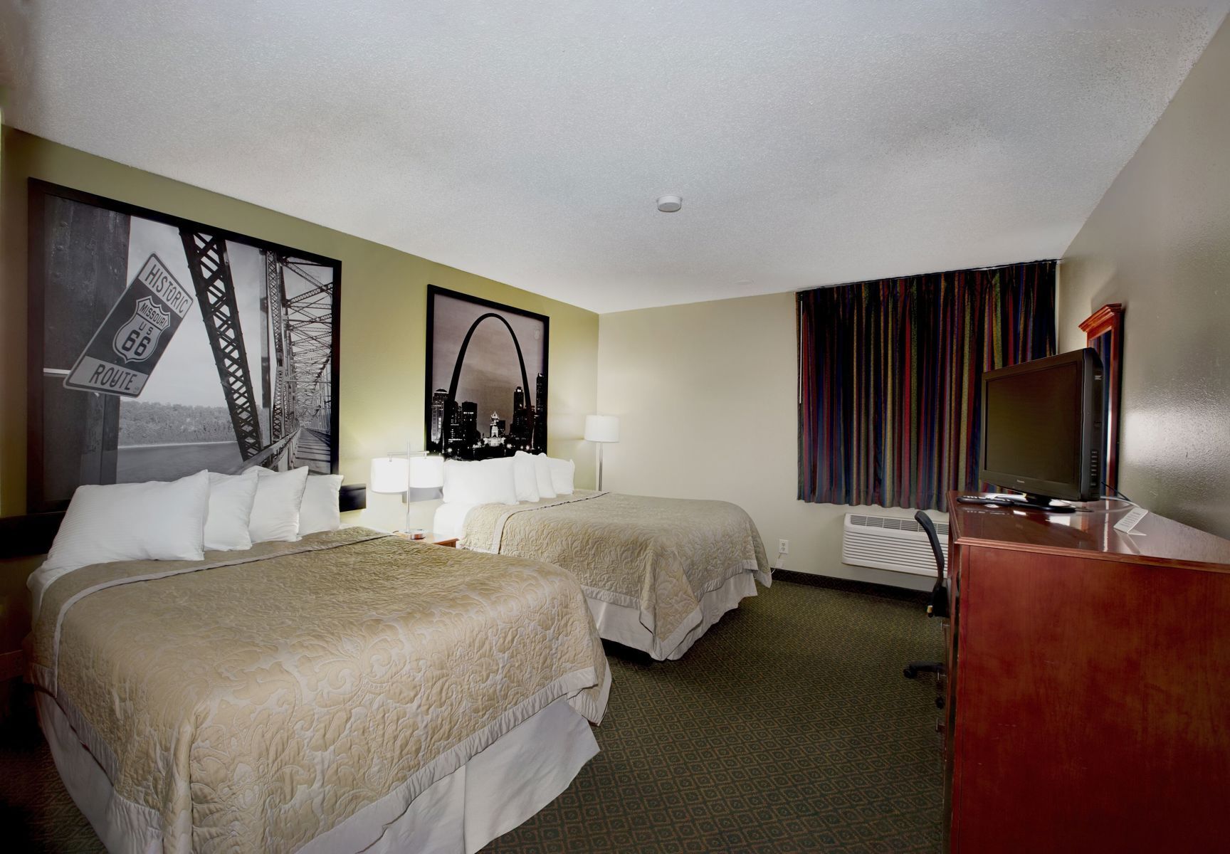 Hochwertige Bettwaren, Schreibtisch, Bügeleisen/Bügelbrett