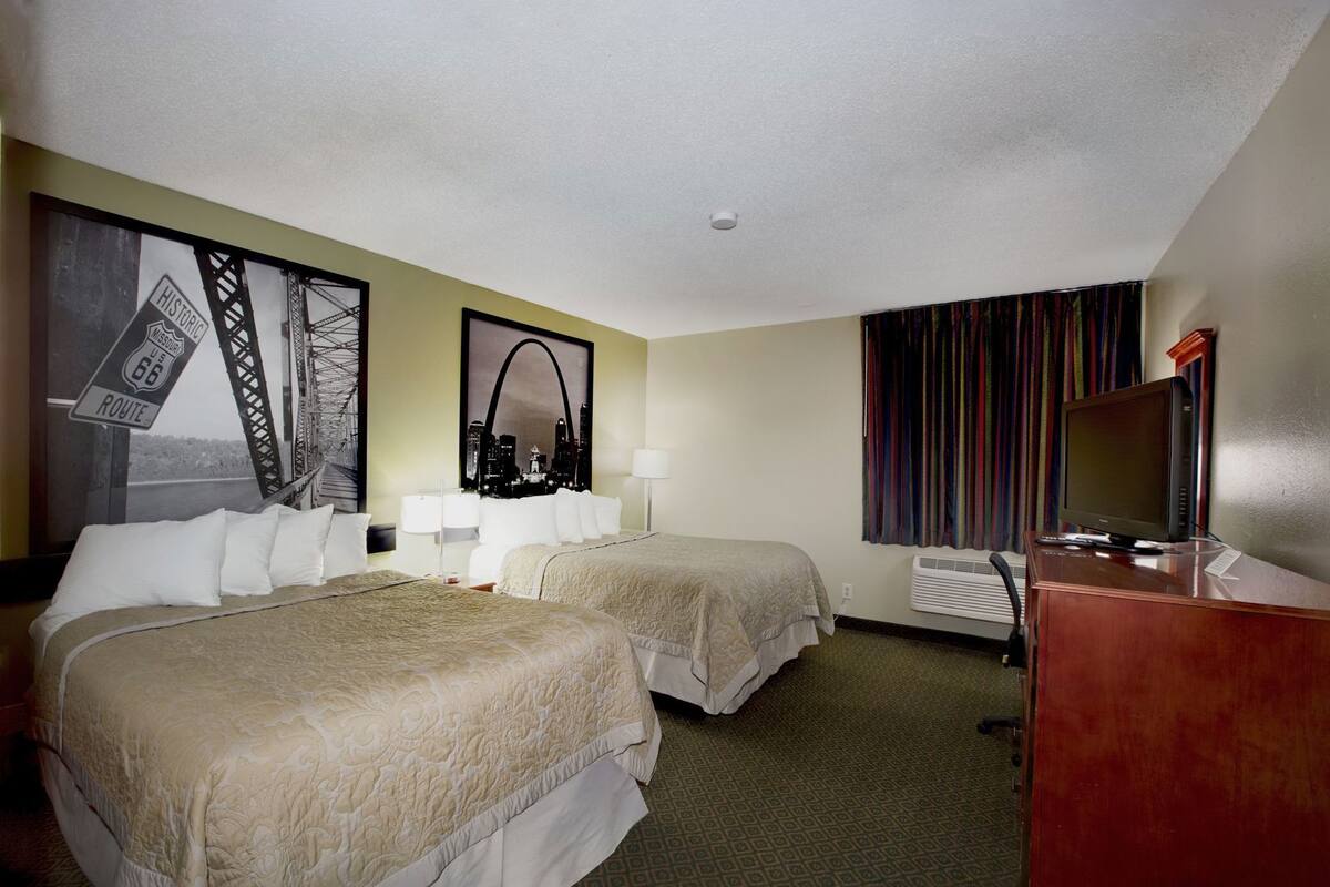 高档床上用品、办公桌、熨斗/熨衣板、免费婴儿床