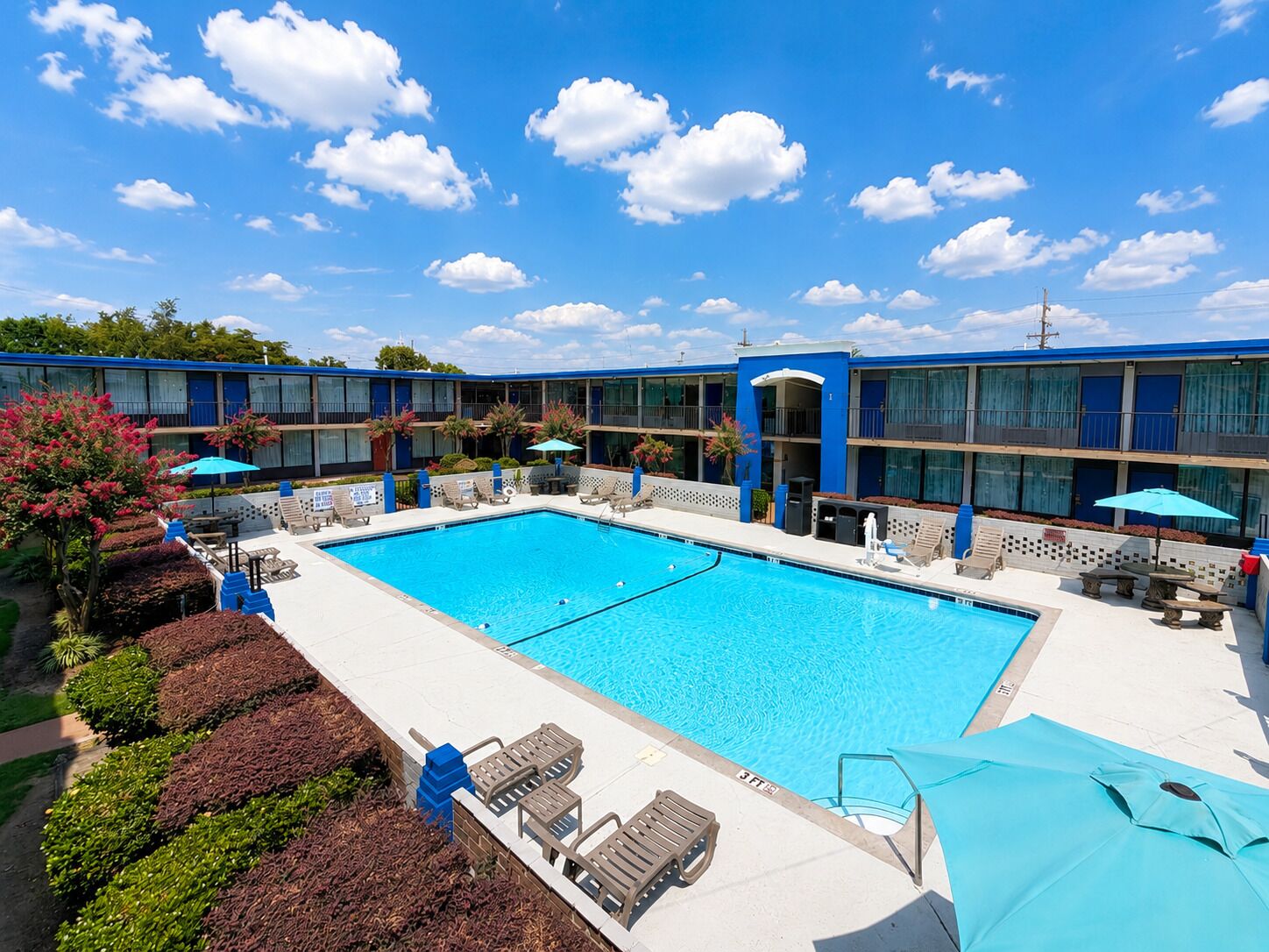 Piscine extérieure en saison