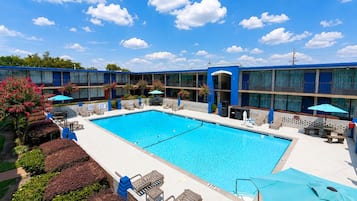 Piscine extérieure en saison