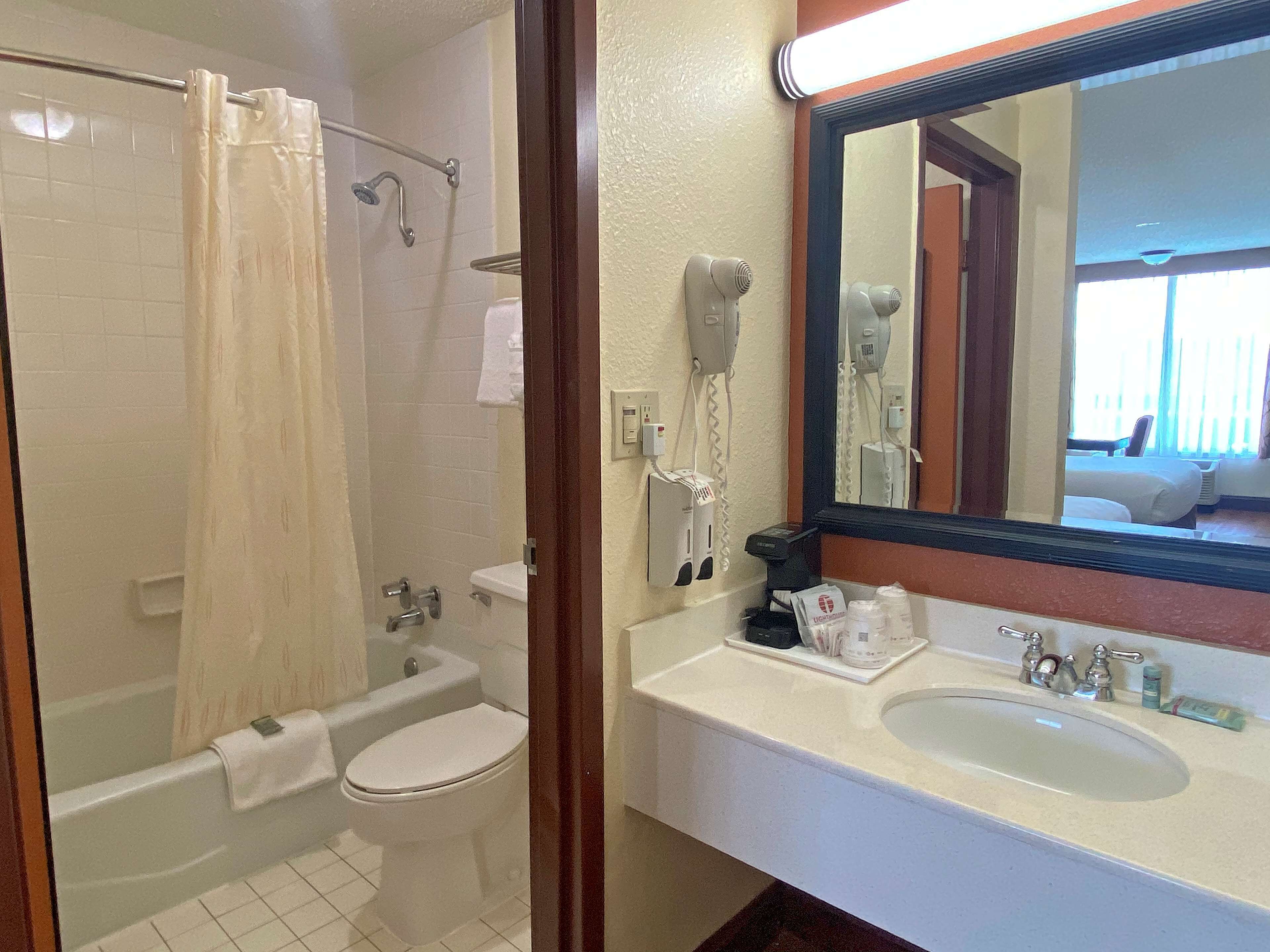 combined shower/bathtub, eco-friendly toiletries, hair dryer, towels