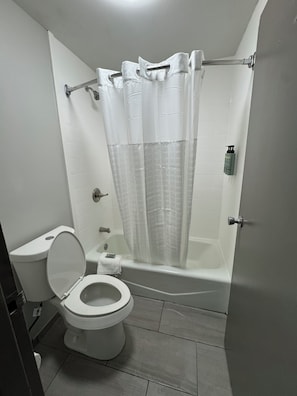 Kombinasi shower/bathtub dan perlengkapan kamar mandi ramah lingkungan