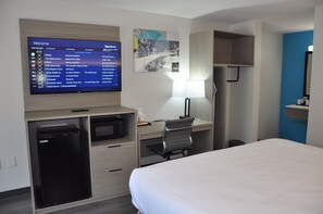 Standaard kamer, 1 kingsize bed, toegankelijk voor mindervaliden, bad | Woonruimte | Een 32-inch flatscreentelevisie met satellietzenders en televisie