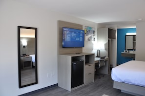 Habitación estándar, 1 cama de matrimonio grande, no fumadores | Zona de estar | Televisión de pantalla plana de 32 pulgadas con canales por satélite