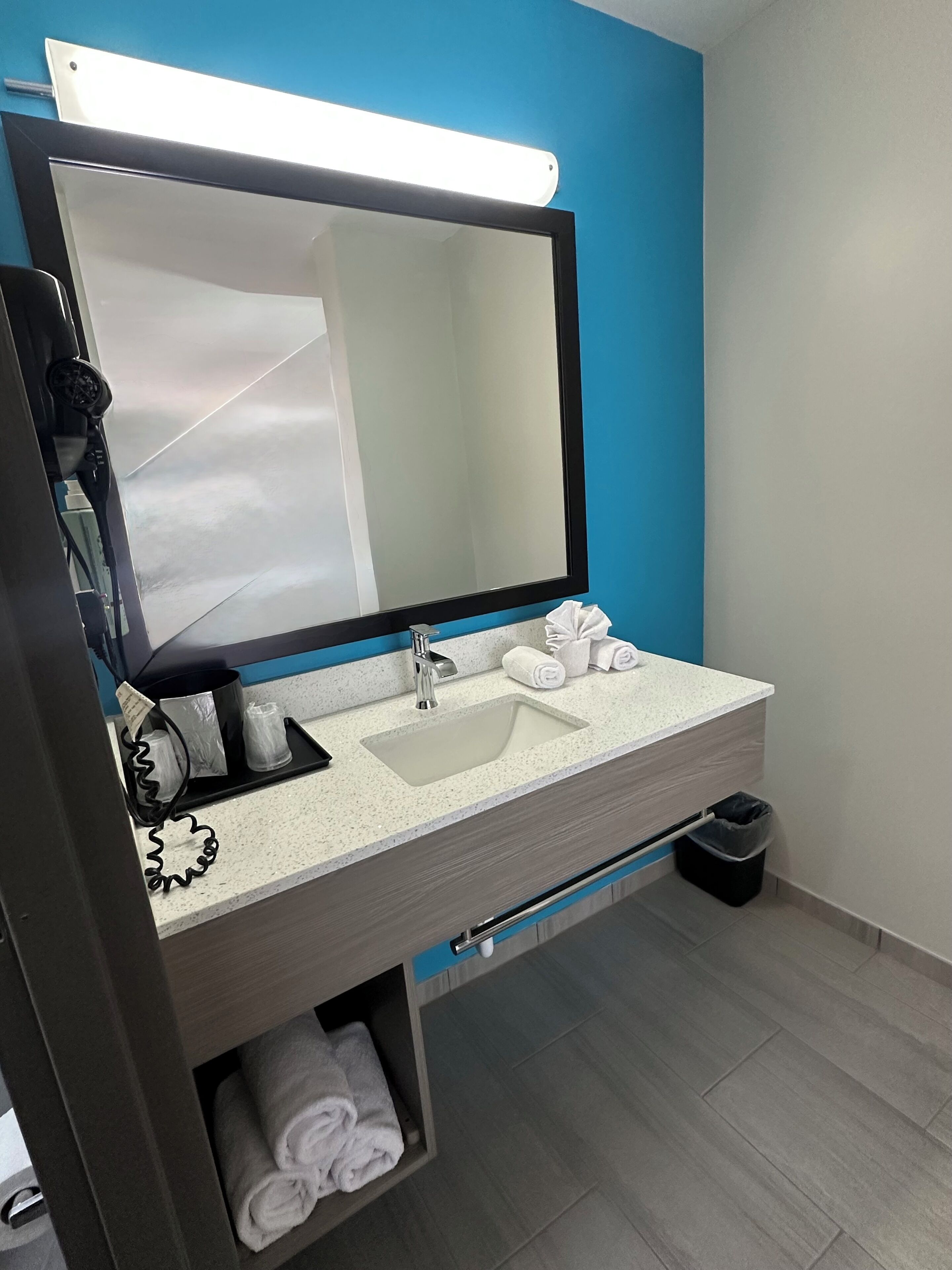 combined shower/bathtub, eco-friendly toiletries, hair dryer, towels