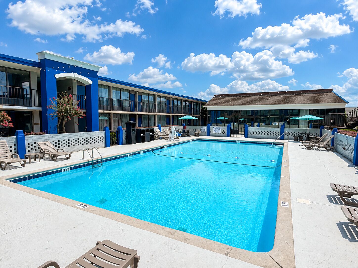 Piscine extérieure en saison