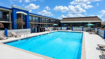 Piscine extérieure en saison