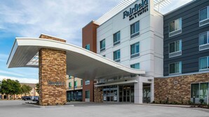 Ein Fairfield by Marriott Hotel mit modernem Design, das eine markante Eingangspartei und einen überdachten Zugangsbereich bietet.