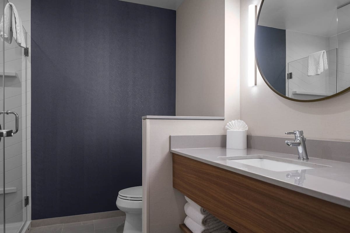 combined shower/bathtub, eco-friendly toiletries, hair dryer, towels