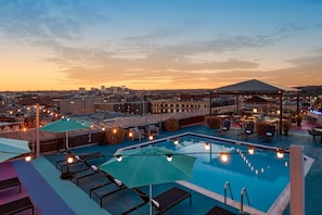 2 bars/lounges, rooftop bar