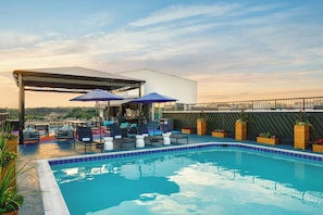 A rooftop pool area with lounge chairs, umbrellas, and a bar. - The Ven at Embassy Row, Washington, D.C., a Tribute Portfolio Hotel (Washington)