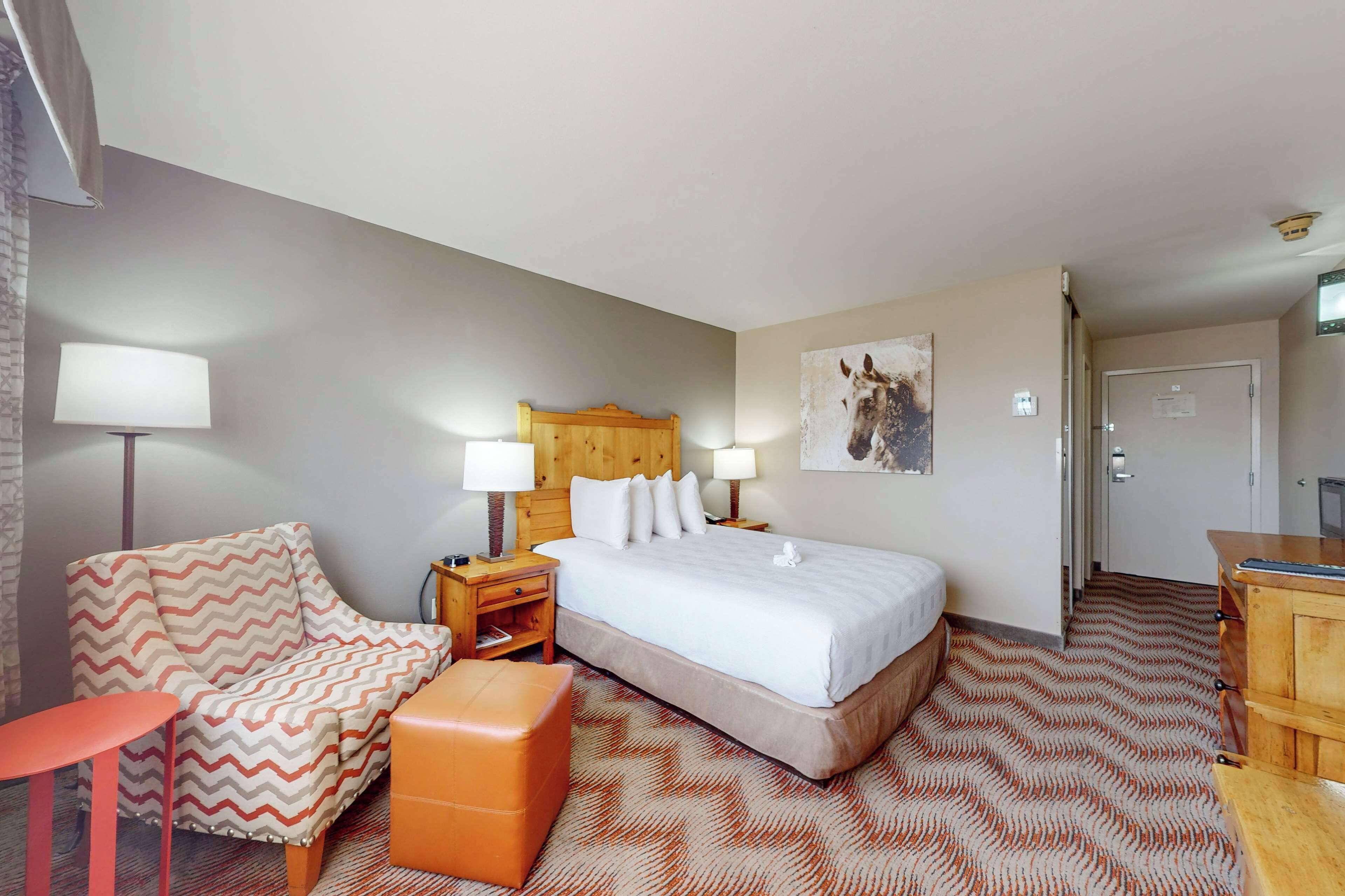 Standard Room, 1 Queen Bed, Non Smoking | In-room safe, laptop workspace, blackout curtains, iron/ironing board