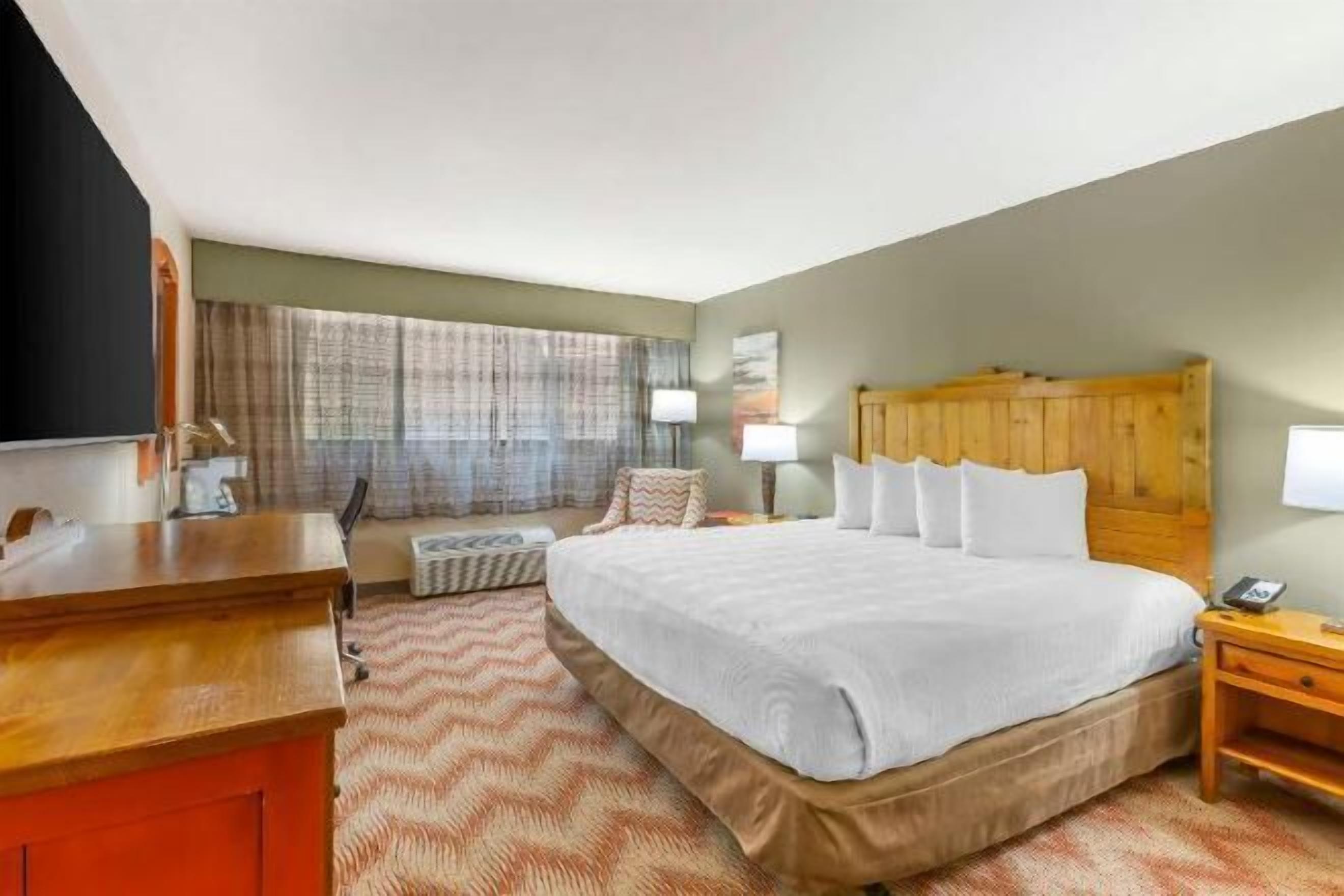 Een kluis op de kamer, een laptopwerkplek, verduisterende gordijnen