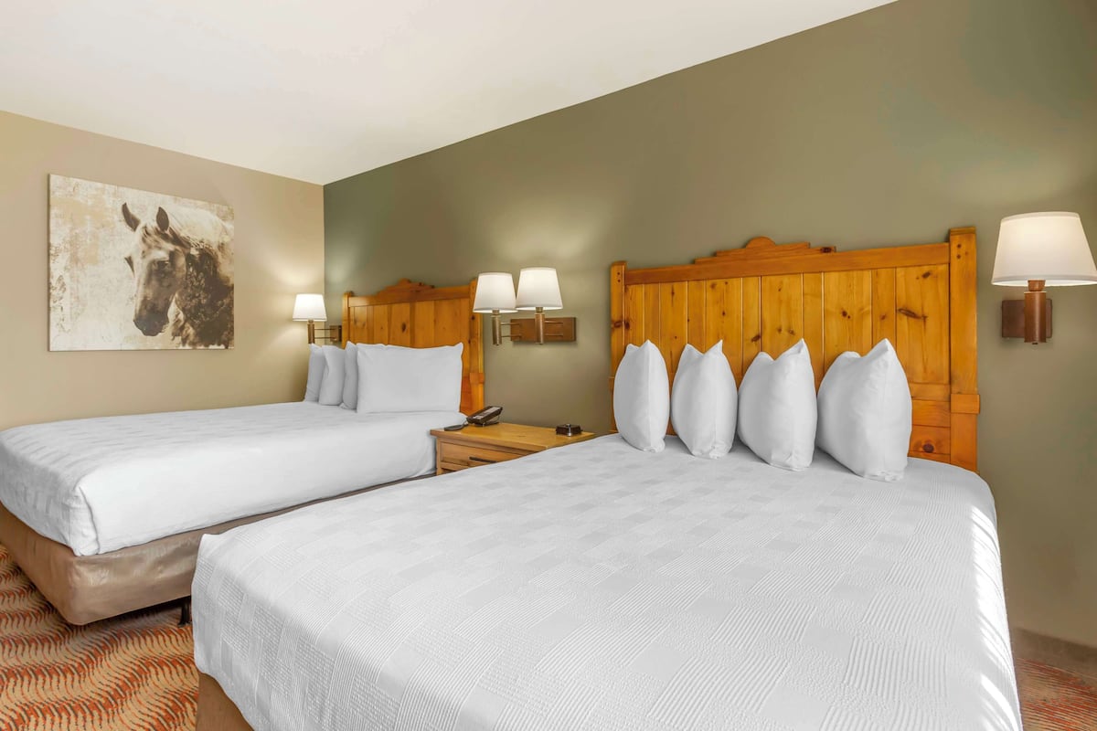 In-room safe, laptop workspace, blackout drapes, iron/ironing board