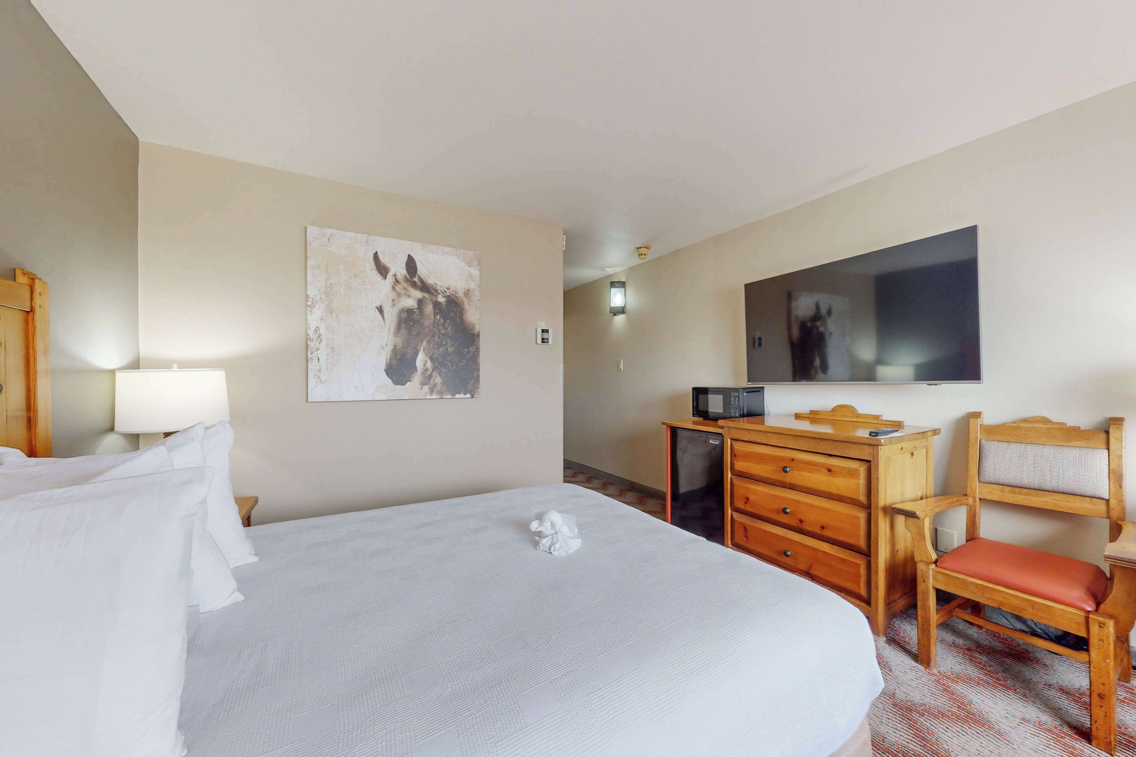 Standard Room, 1 Queen Bed, Non Smoking | In-room safe, laptop workspace, blackout drapes, iron/ironing board