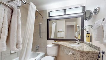 Un baño con bañera, inodoro y lavabo.
