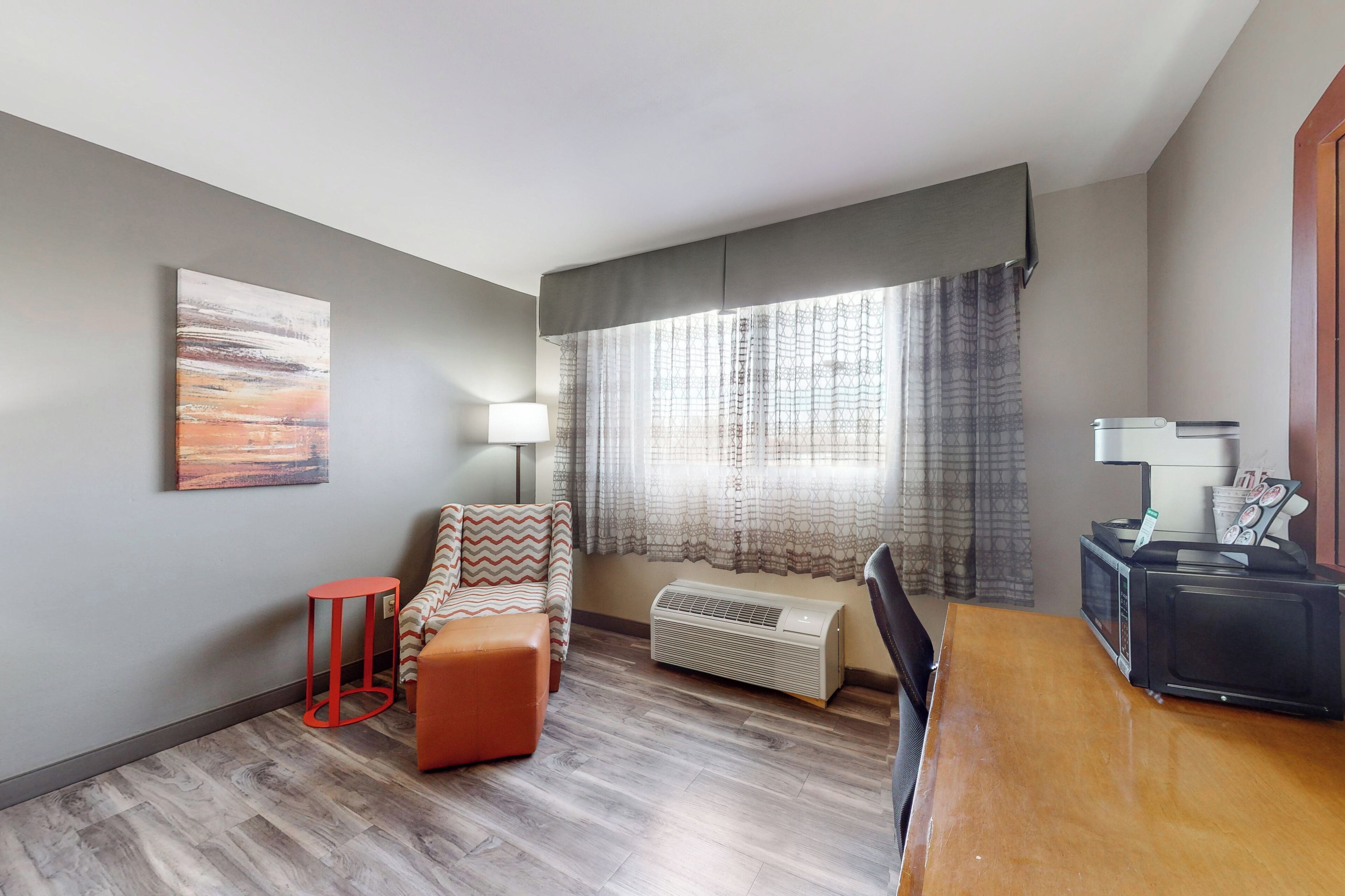 standard room, 1 king bed, non smoking (pet friendly) | 1 bedroom, in-room safe, laptop workspace, blackout curtains