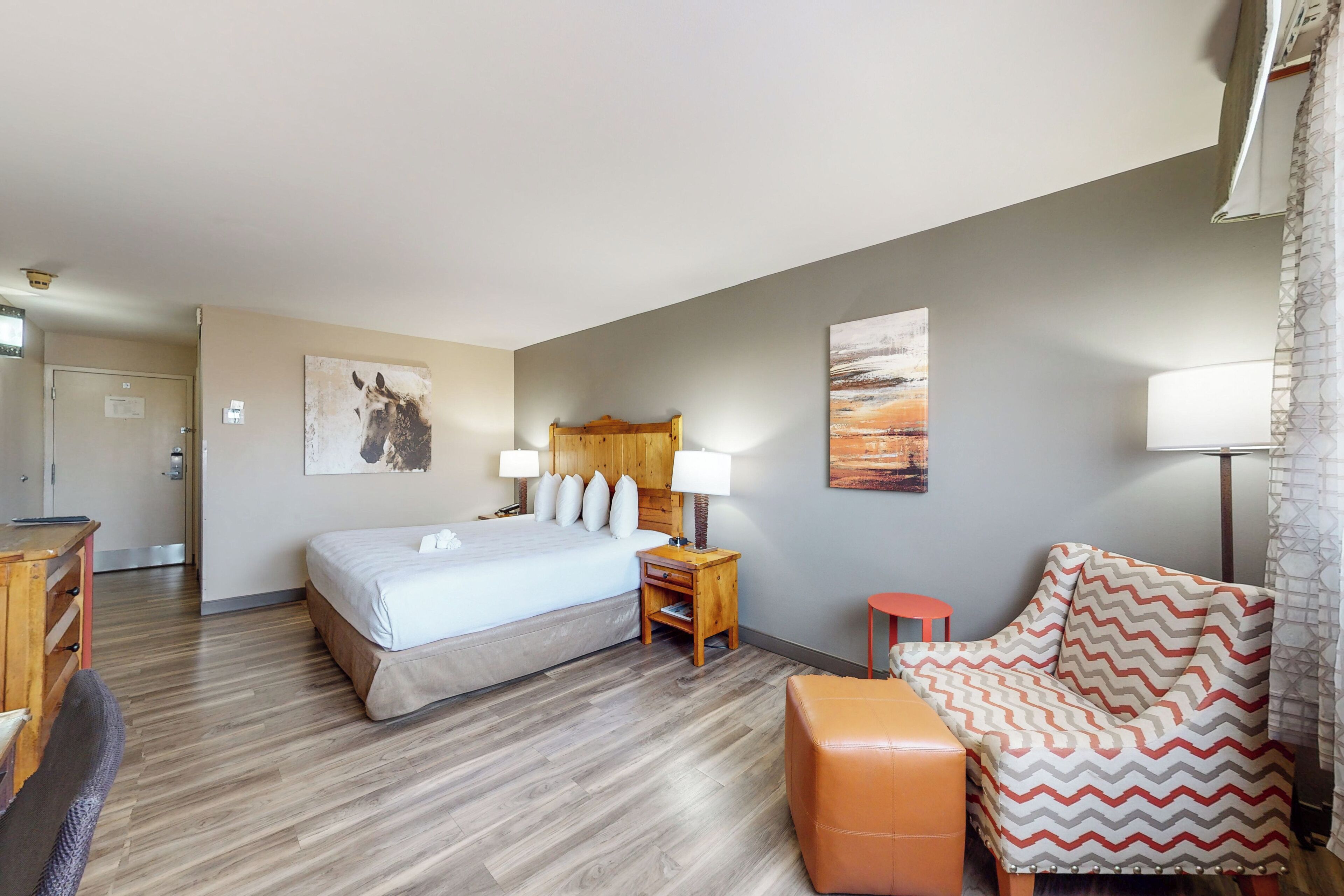 standard room, 1 king bed, non smoking (pet friendly) | 1 bedroom, in-room safe, laptop workspace, blackout curtains