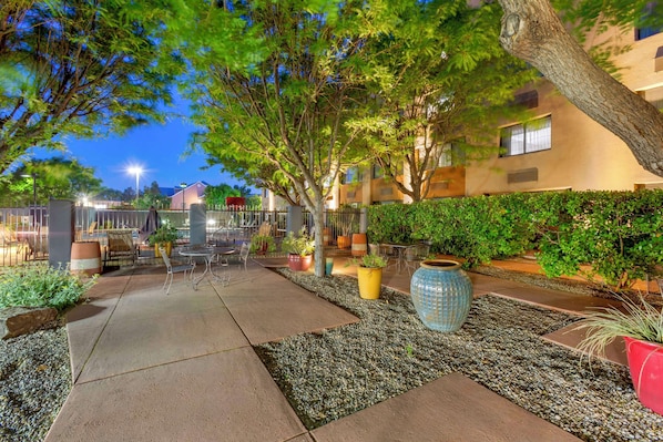 BBQ/picnic Area - Best Western Plus Rio Grande Inn (Albuquerque)