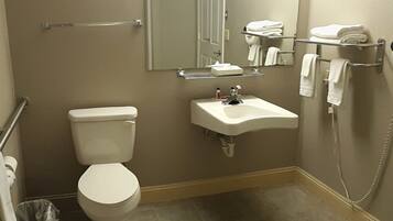 Ein Badezimmer mit Toilette, Waschbecken und Handtuchhalter.