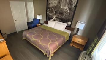 Quarto, 1 cama King, para não fumantes (Mobility Accessible) | Individualmente decorados, individualmente mobiliados, escrivaninha