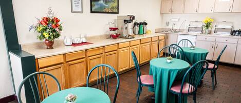 Tägliches inbegriffenes kontinentales Frühstück