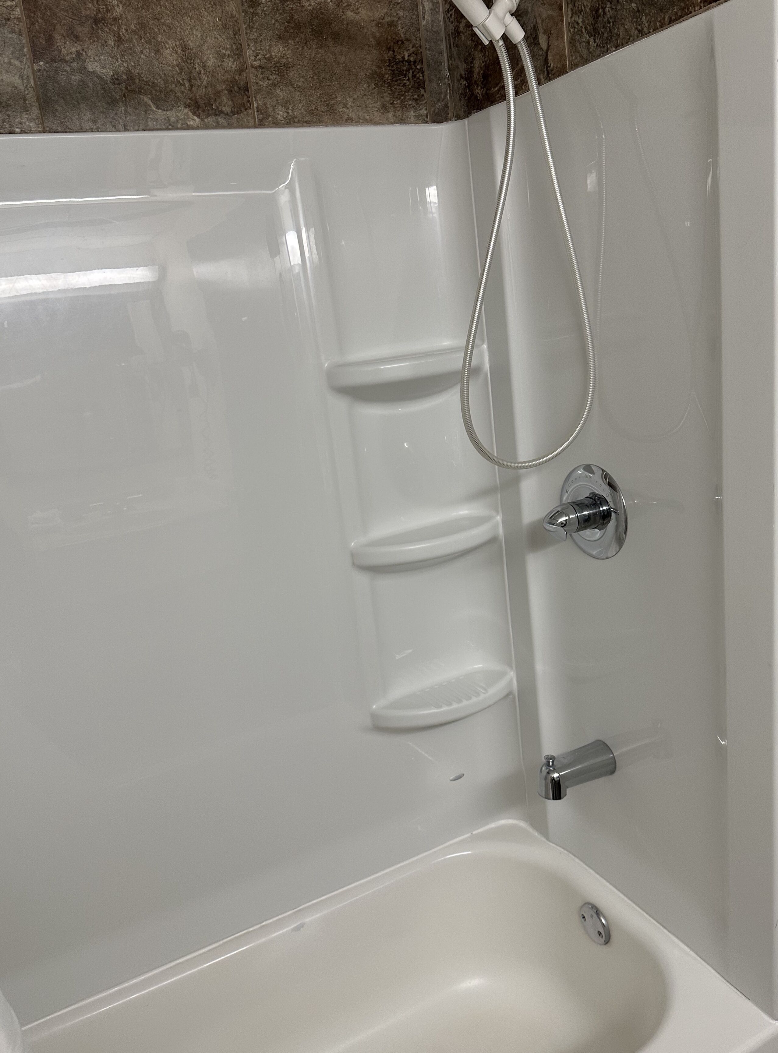 Combined shower/bathtub, hydromassage showerhead, free toiletries