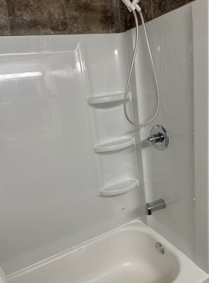 Combined shower/tub, hydromassage showerhead, free toiletries - Select Inn Murfreesboro (Murfreesboro)