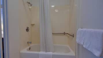 Combined shower/tub, towels