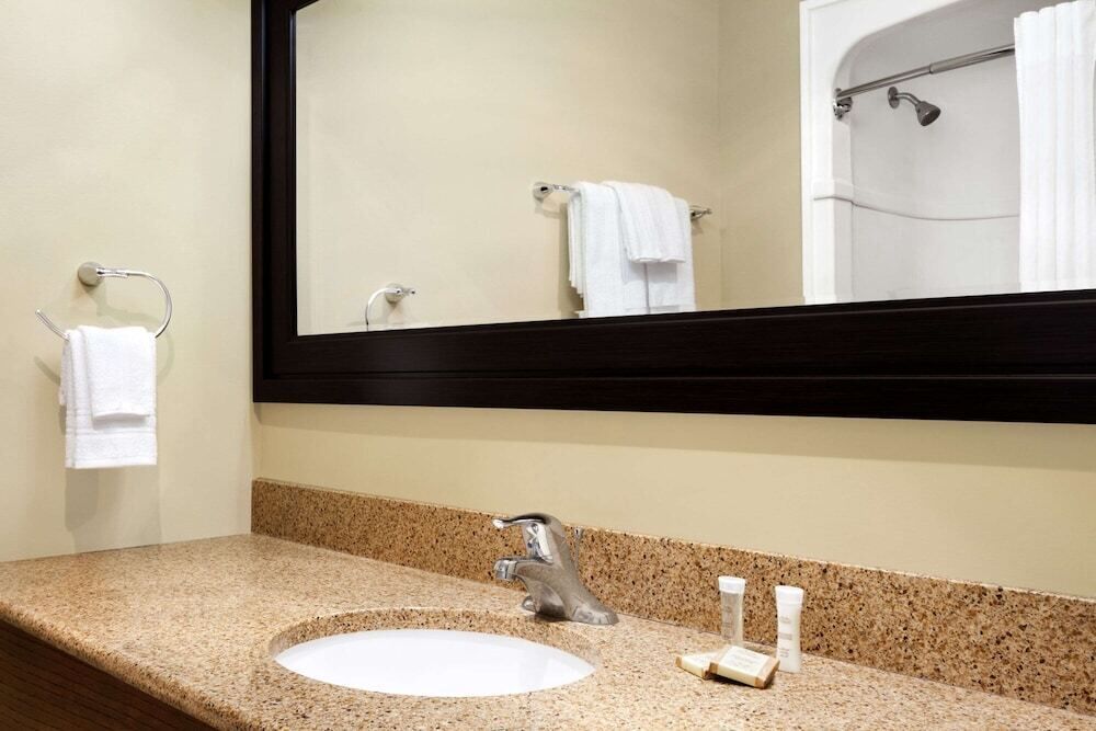 Bathroom | Combined shower/bathtub, free toiletries, hair dryer, towels