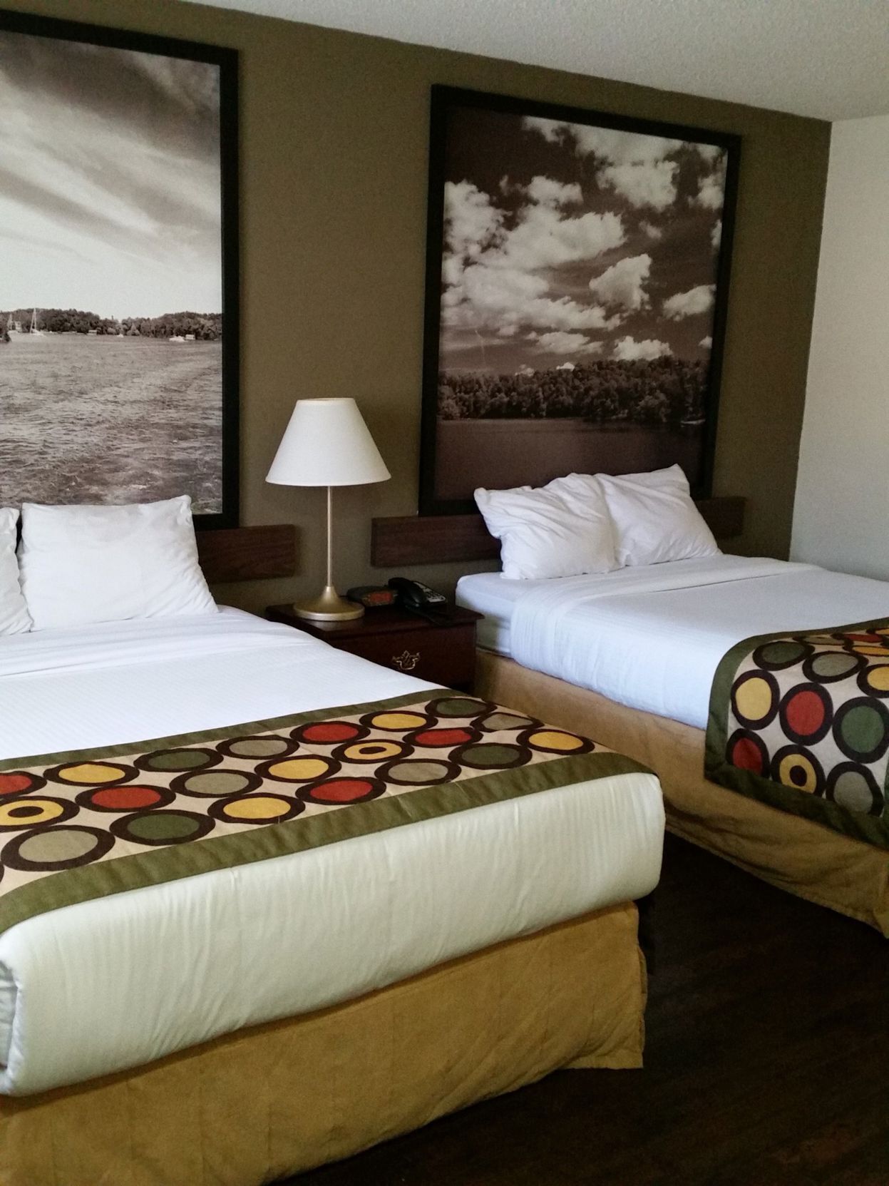 Edredón, camas Select Comfort, decoración personalizada y escritorio 