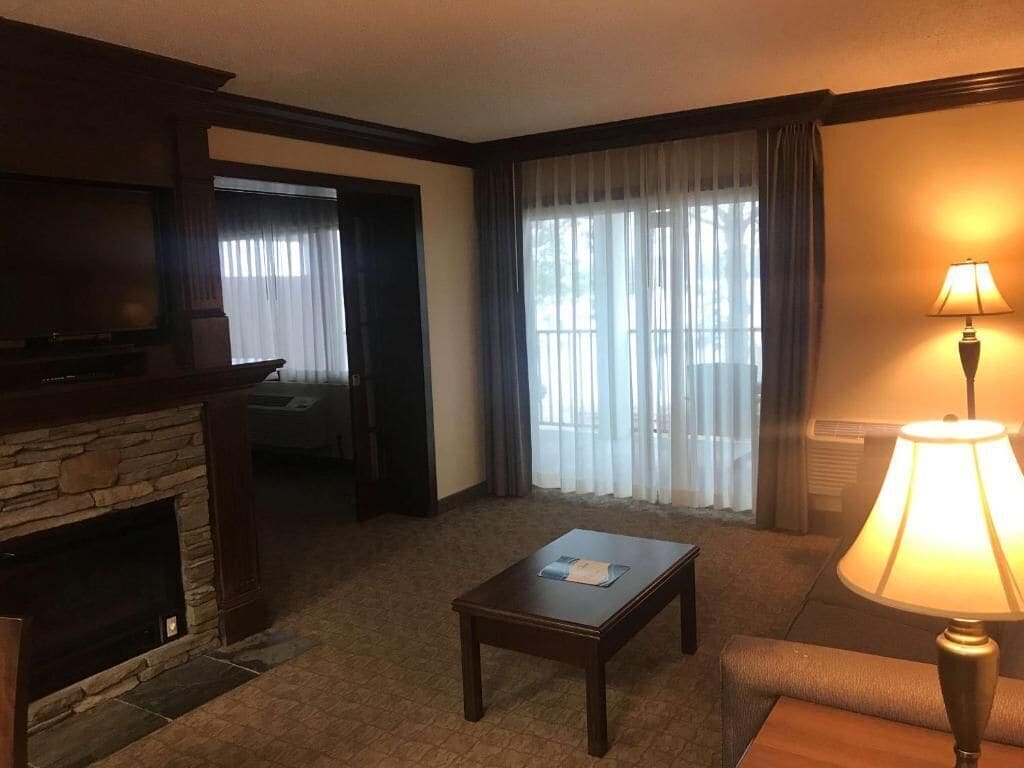 Fourwinds Lakeside Inn & Marina