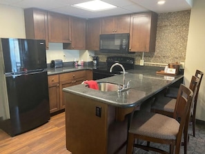 Signature Room, 1 King Bed | Private kitchen