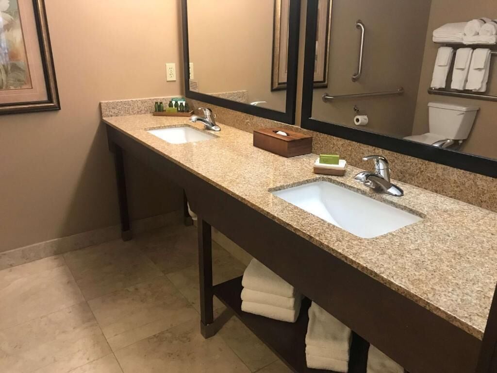 Fourwinds Lakeside Inn & Marina