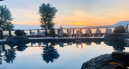 Fourwinds Lakeside Inn & Marina