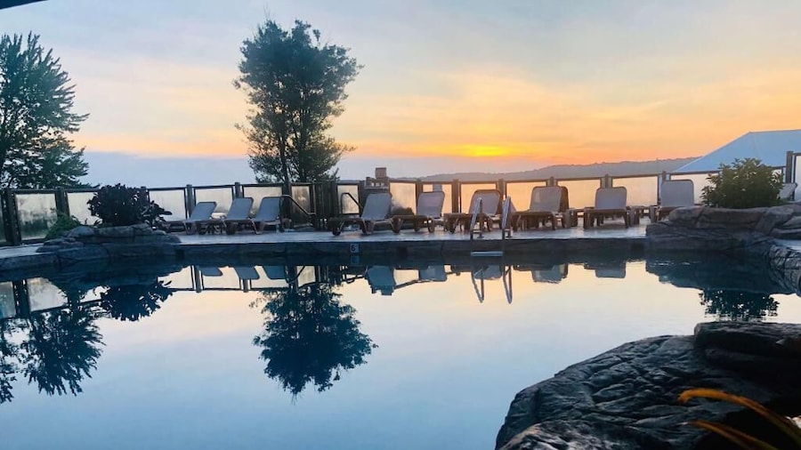 Fourwinds Lakeside Inn & Marina