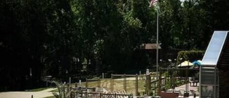 Een park met een waterval, picknicktafels en een vlaggenmast met de Amerikaanse vlag.