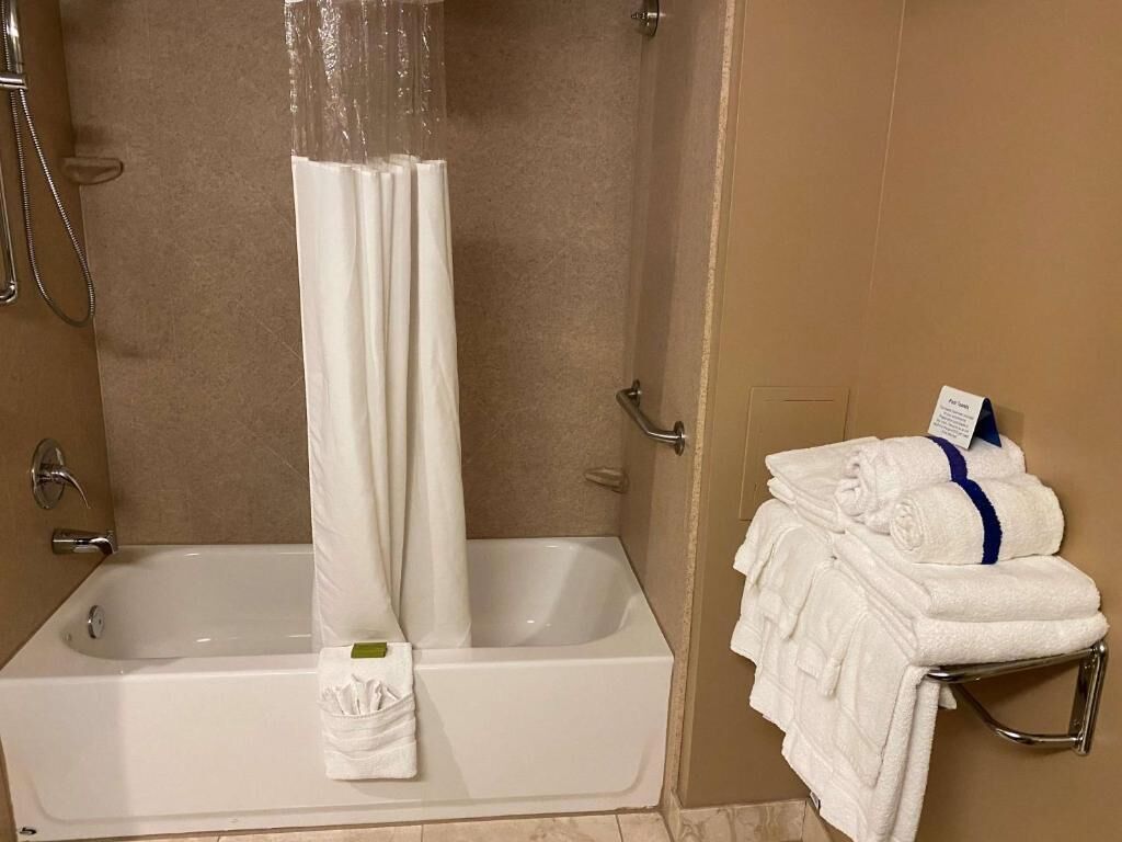 combined shower/bathtub, eco-friendly toiletries, hair dryer, towels