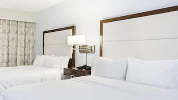Habitación estándar, 2 camas Queen size | Ropa de cama hipoalergénica y caja de seguridad en la habitación